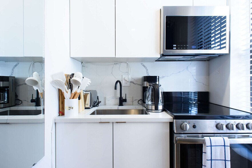 Building Photo - 69 Clinton St