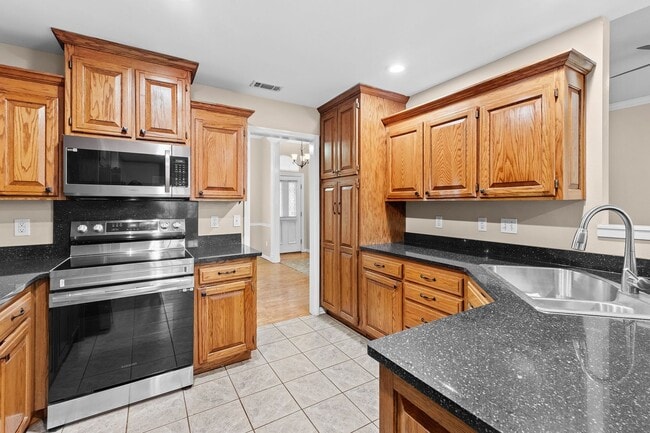 Building Photo - Beautiful and Spacious Home!