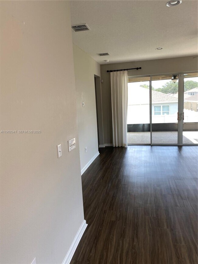 Building Photo - 125 Lake Smart Cir