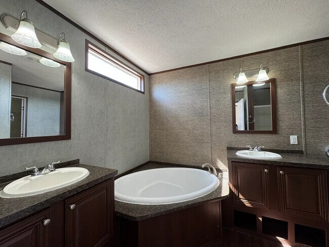 Building Photo - 16206 Wood Dr