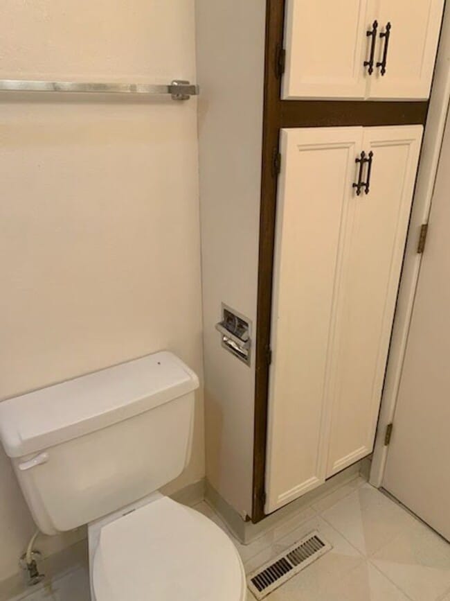 Building Photo - Spacious Heights 3 Bed!