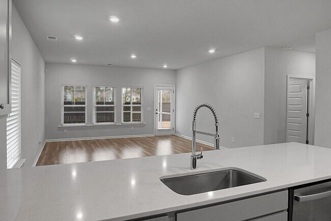 Building Photo - 5 Bedroom, 3.5 Bath, Beautiful Summerville Home, Master on Main