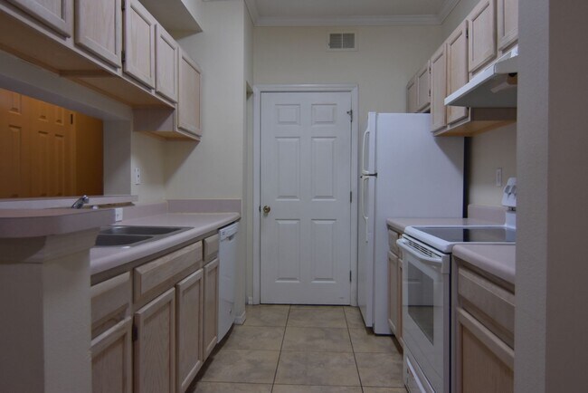 Building Photo - 1B/1B Plus a Den 1st FL $1500/mo -Pinnacle...