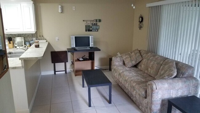 Building Photo - Fully Furnished, Turnkey 1BR/1BA Riverfron...