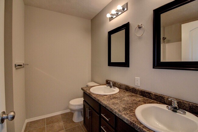 Building Photo - 3 Bedroom in Springfield!