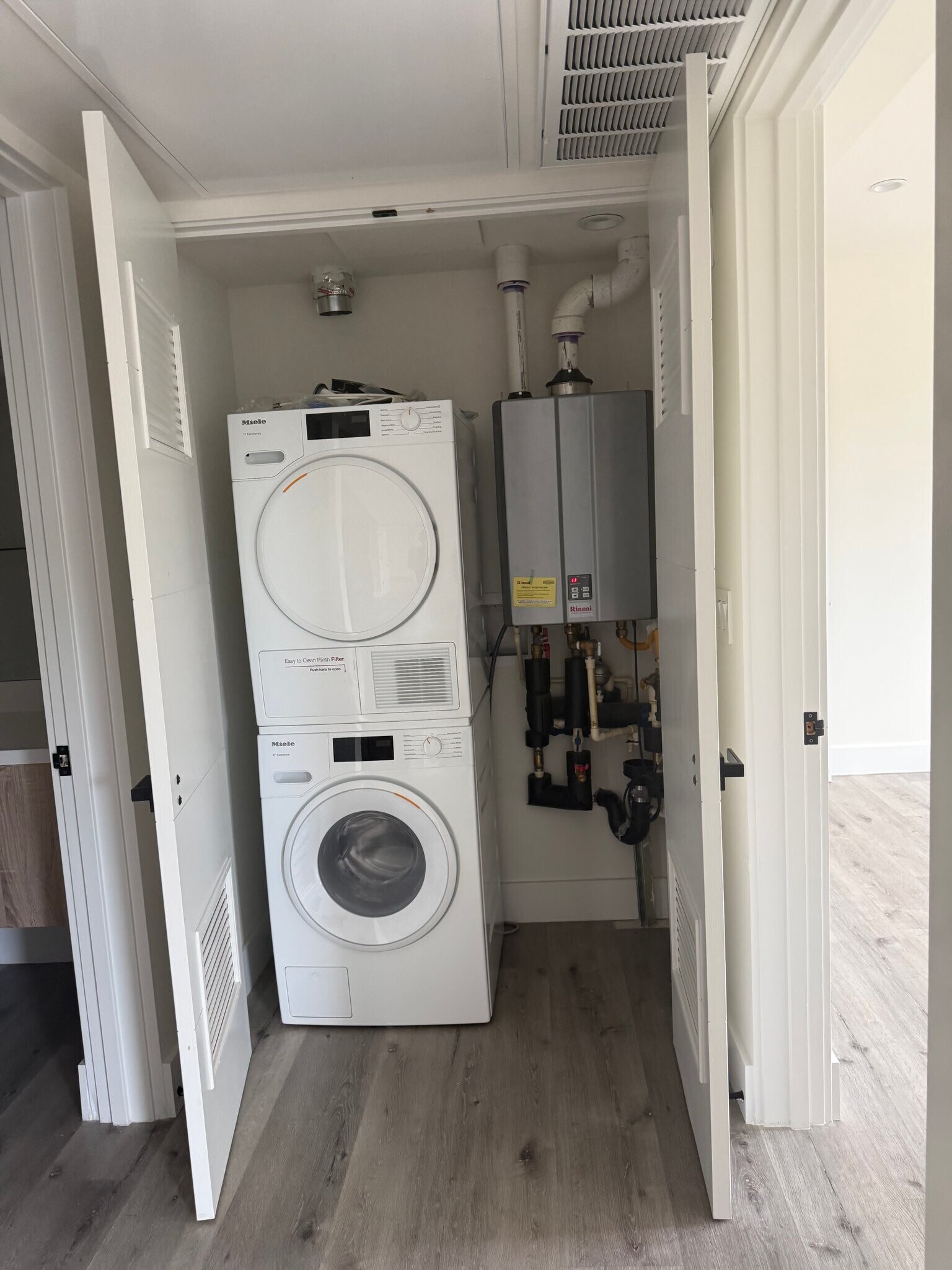 Building Photo - 5923 Laurel Canyon Blvd