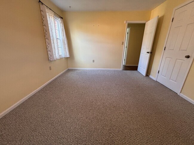 Building Photo - 136 Grimes St