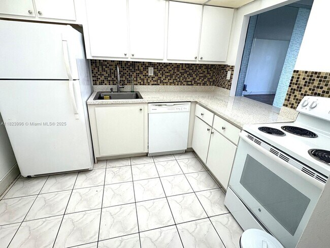 Building Photo - 1000 Parkview Dr