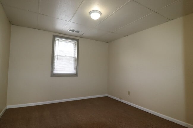 Building Photo - Large 2-Bed Upper Duplex