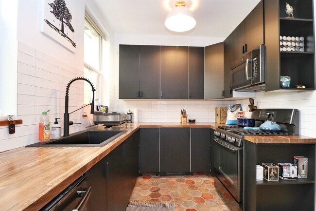 Building Photo - 820 Grand St