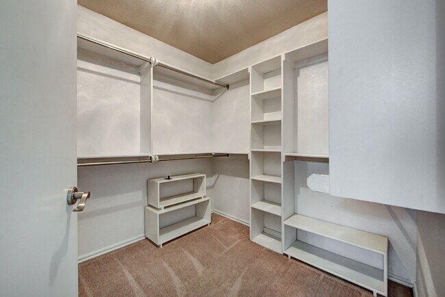 Building Photo - 2912 Edinburg Dr