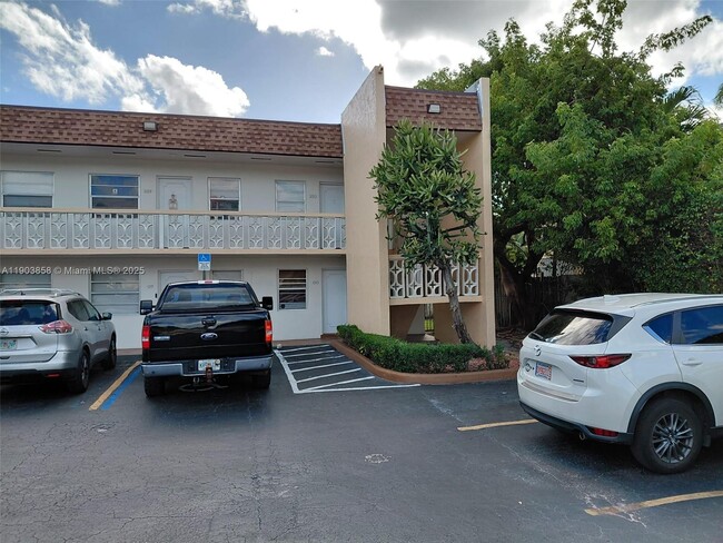 Building Photo - 1860 Venice Park Dr