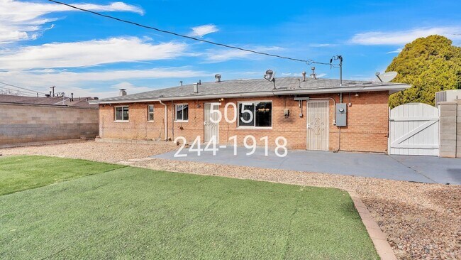 Building Photo - 2426 Hendola Dr NE