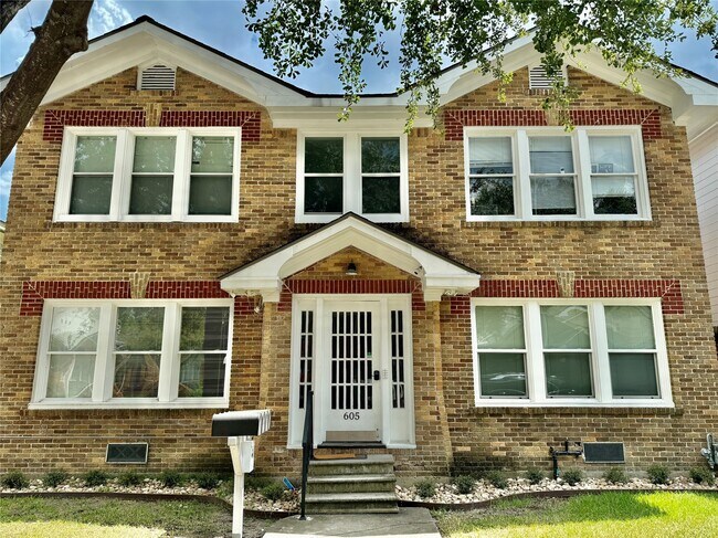 Primary Photo - 605 W Saulnier St