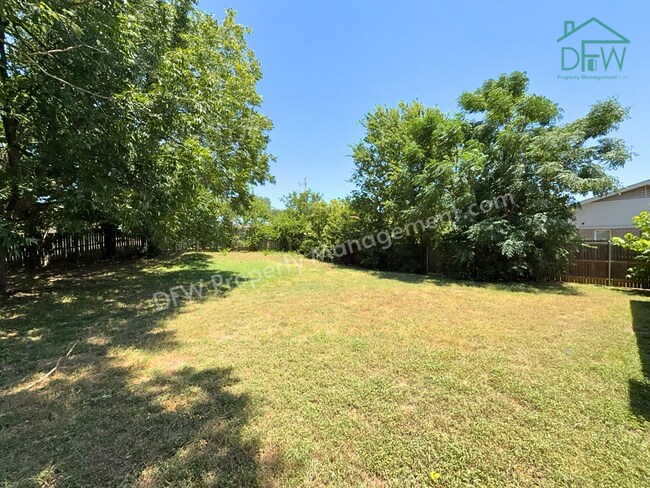Building Photo - Spacious 3-Bedroom Home for Lease with Large Fenced Backyard in Quiet Benbrook Neighborhood