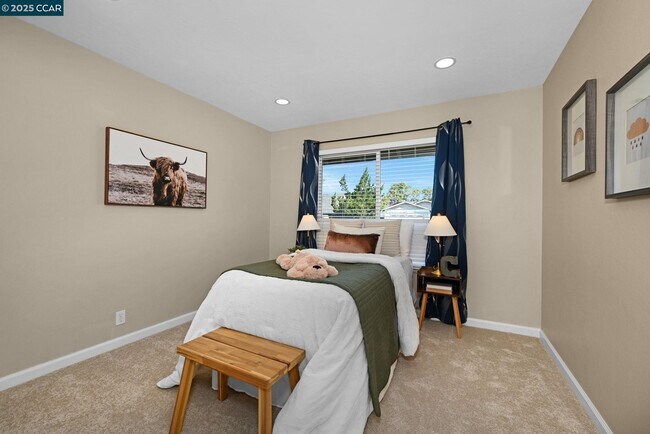 Building Photo - 557 Alameda Dr