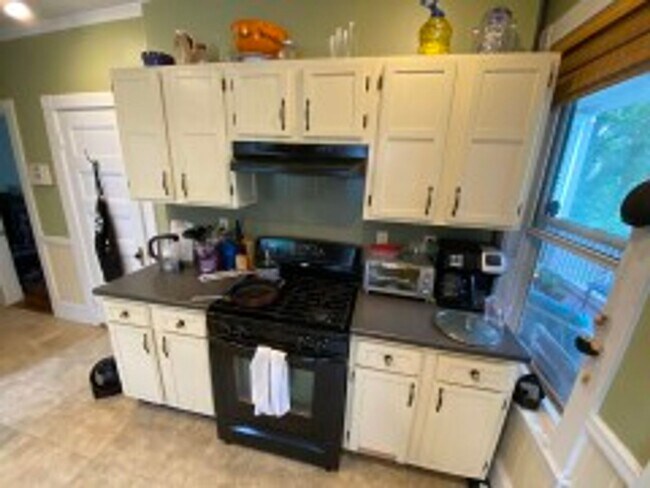 Building Photo - NEU 4 BR Apartment (in unit laundry!)- NO FEE - 9/1