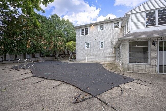 Building Photo - 6 Peachtree Ln