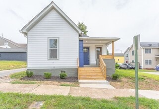 Building Photo - 3 bedroom home CLOSE TO UTC, lawncare included!