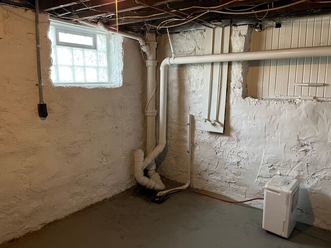 Building Photo - **REMODELED 4-BEDROOM/2-BATH HOUSE IN NORT...