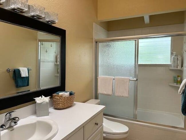 Building Photo - Furnished 3Bed, 2Bath Upstairs of House with Lanai