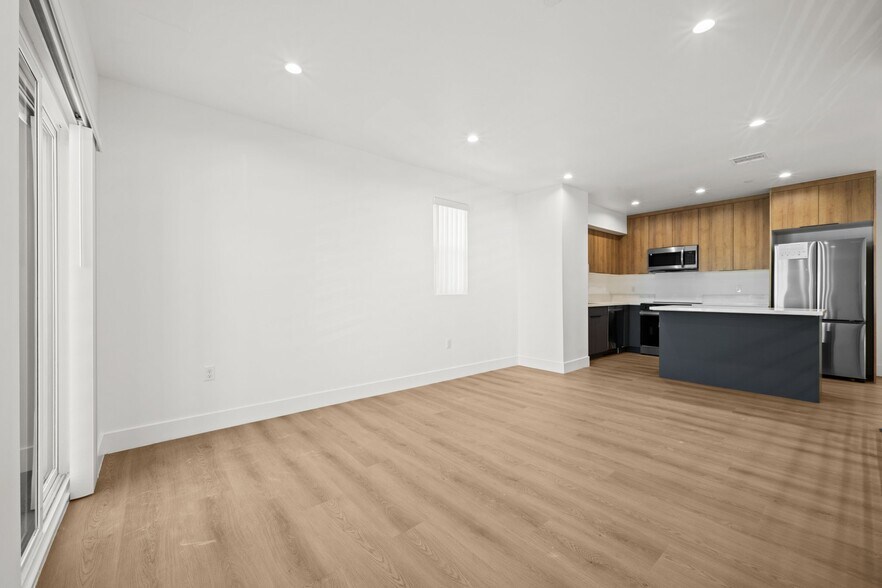 Building Photo - 2000 Hillcrest Dr