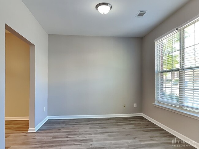 Building Photo - 528 Tulip Ln