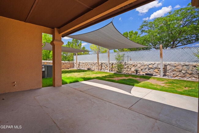 Building Photo - 10039 Paloma Dr