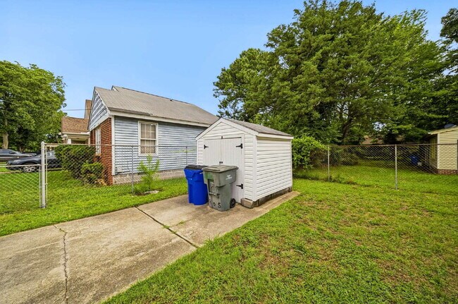 Building Photo - Updated 2-bedroom 1 bath with fenced in yard-PETS allowed-Norfolk
