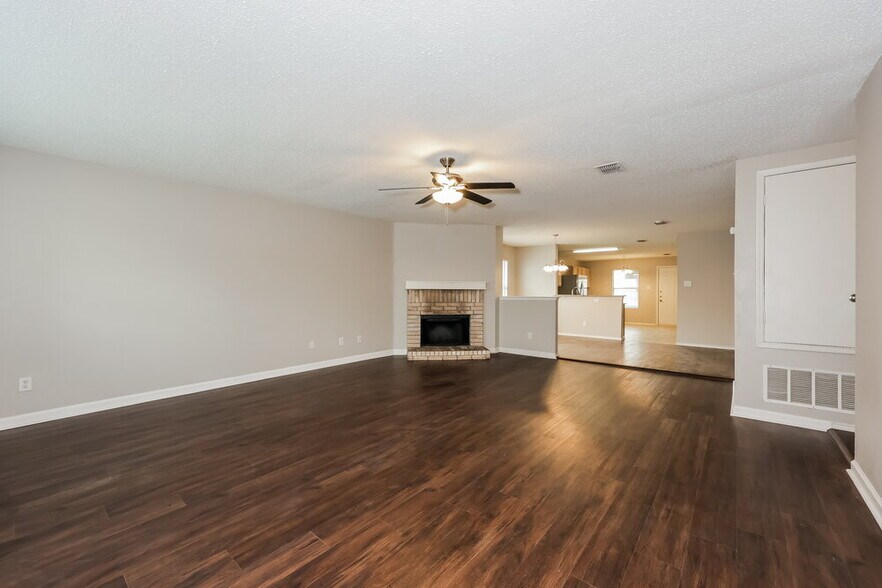 Building Photo - 8412 Seven Oaks Ln