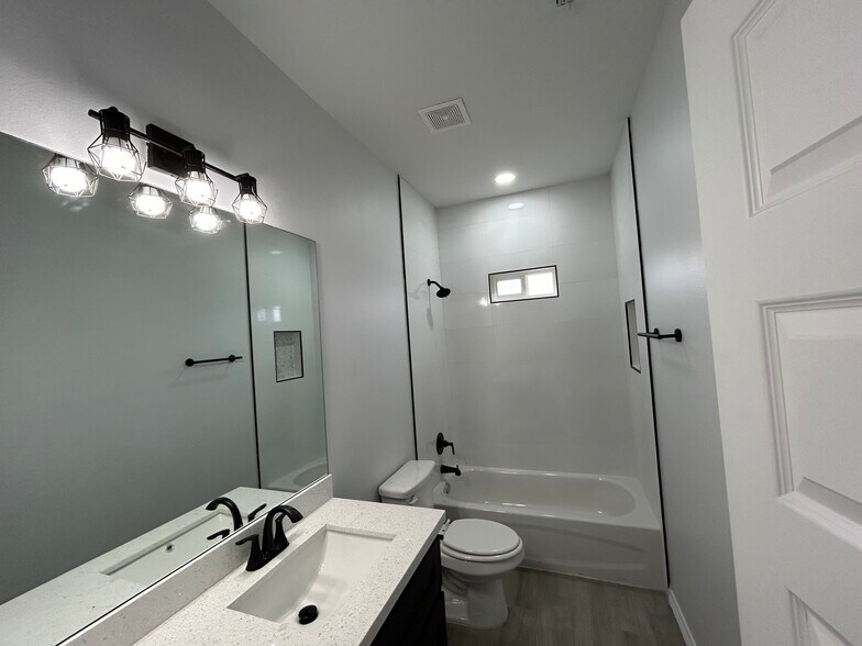 Building Photo - 1409 S Michigan St