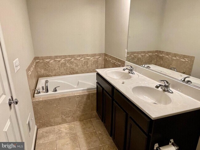 Building Photo - 201 Woodstream Cir