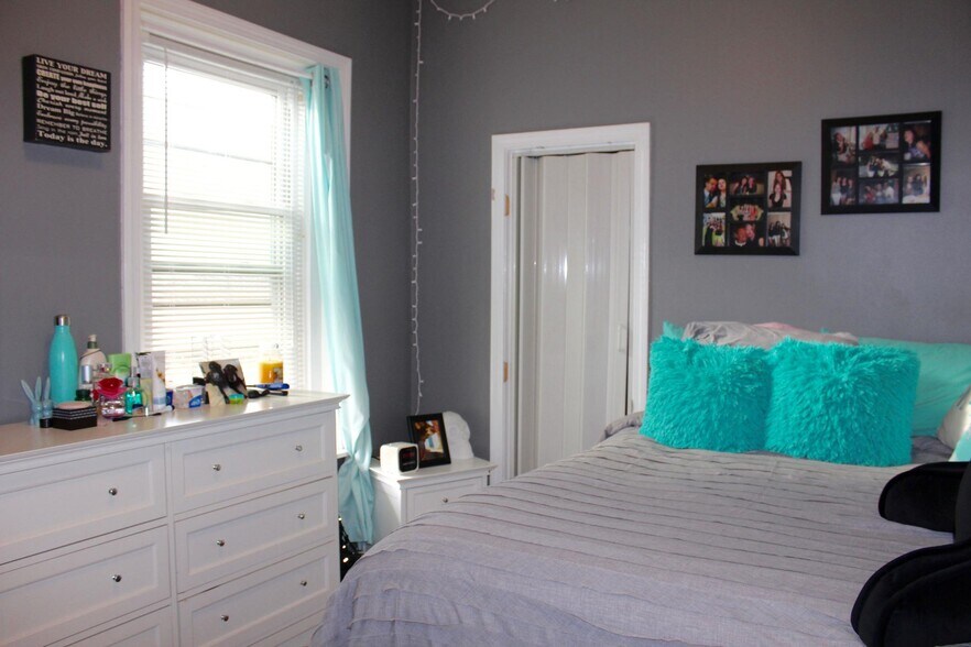 Building Photo - 65 Park Dr