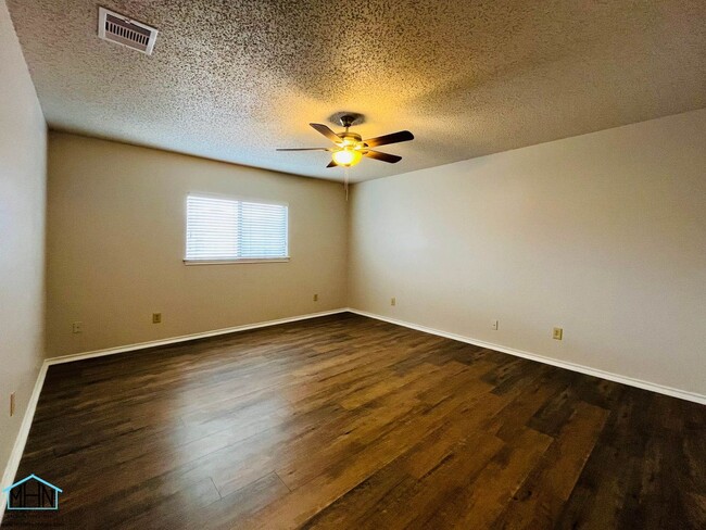 Building Photo - Welcome home to this stunningly spacious 3...