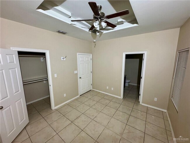 Building Photo - 2606 W Primrose Ave
