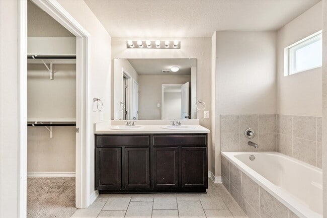 Building Photo - Large, 4 bedroom single story in a beautiful community full of amenities for you to enjoy!