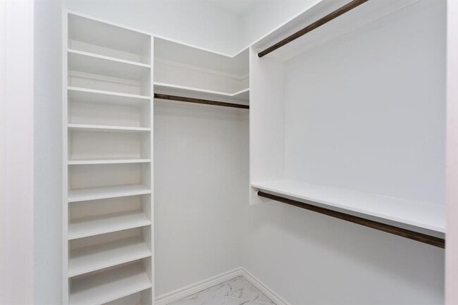 Building Photo - 11623 Waldemar Dr