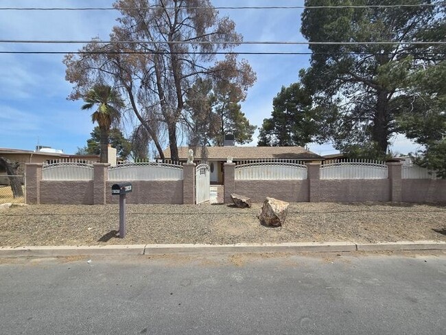 Building Photo - Spacious 3bd/1ba in a HUGE GATED Property!