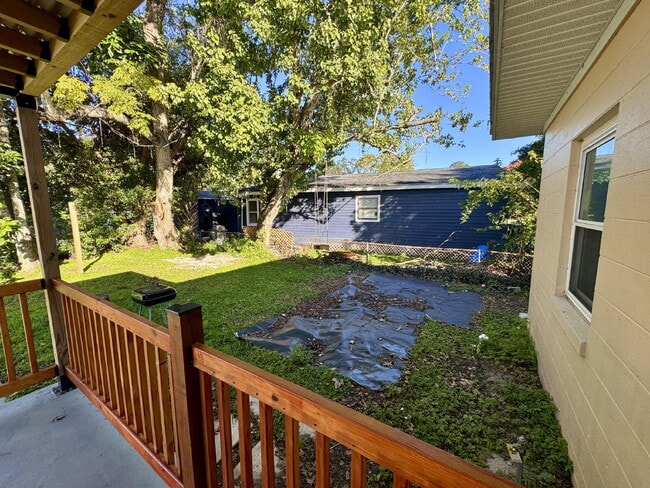 Building Photo - Fully Renovated 2BR Home Near Downtown Win...