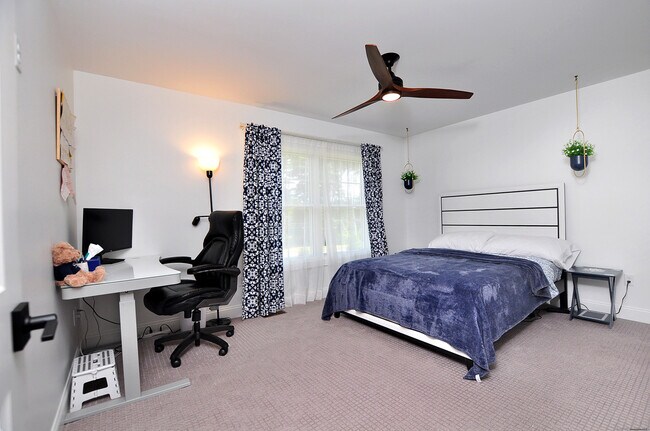 Building Photo - 5 Oakwood Cir