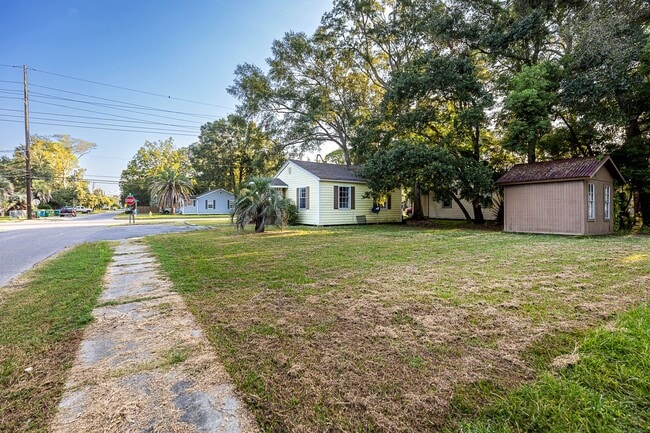 Building Photo - Cute 2 Bedroom Home