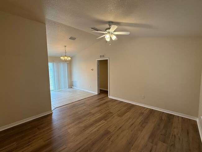 Building Photo - 2 Bedroom/2 Bathroom Apartment