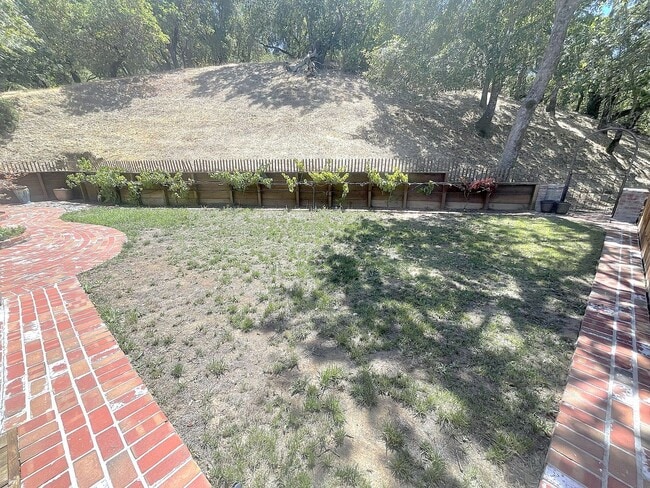 Building Photo - $5295 - Large Gorgeous 3/2 Tri-Level Home ...