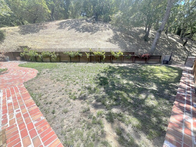 Building Photo - $5495 - Large Gorgeous 3/2 Tri-Level Home ...