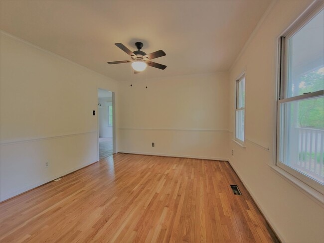 Building Photo - Spacious 3 bedroom 2.5 bath home in South ...
