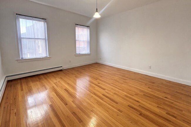 Building Photo - 163 Christopher Columbus Dr