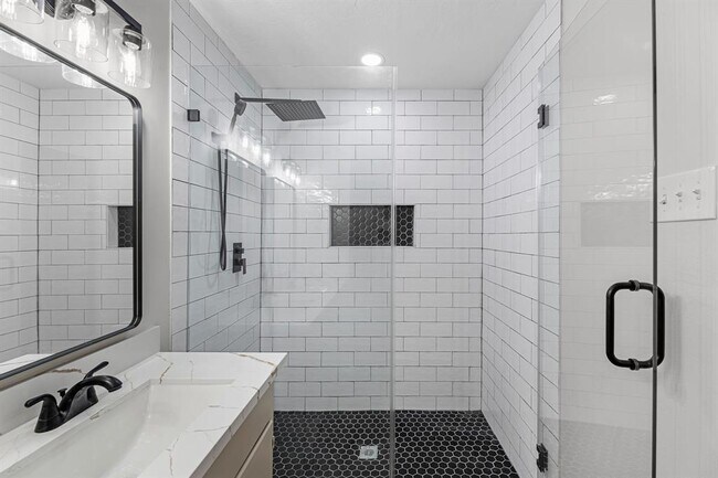 Building Photo - 213 Westview Dr