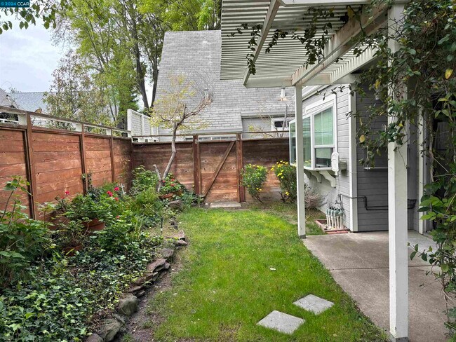 Building Photo - 1602 Somerset Pl