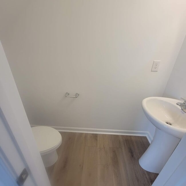 Building Photo - 3BR/2BA Townhouse located in Odell Corners...