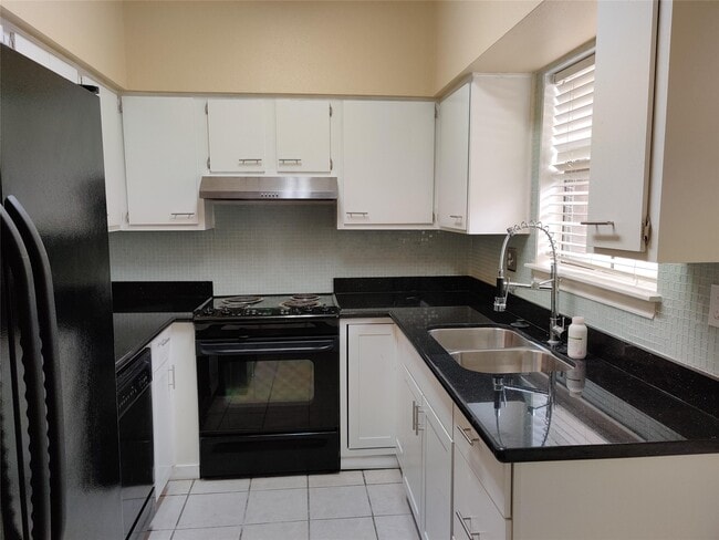 Building Photo - 3100 Walnut Bend Ln